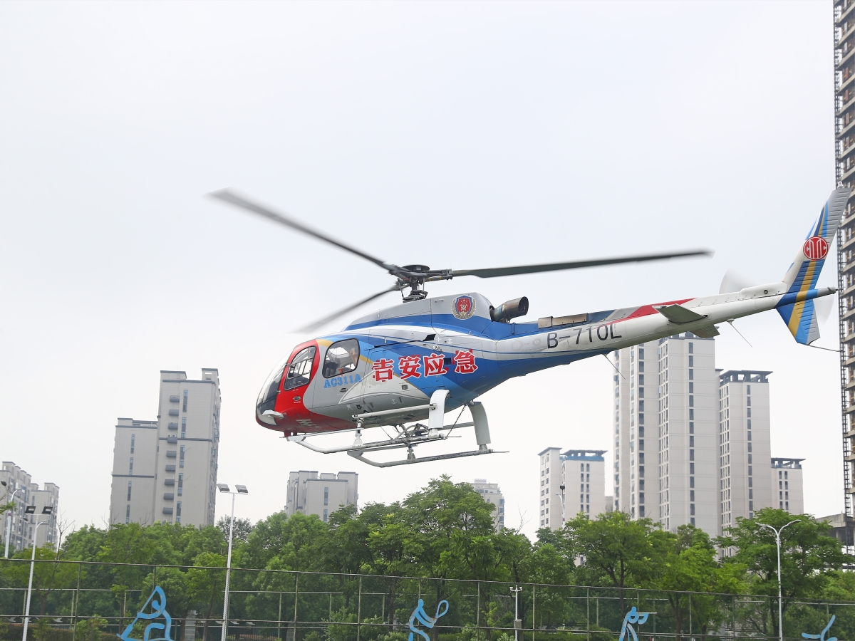 (果真)“吉祥鸟”助力天下首个直升机救援起降点笼罩所有州里的设区市启航 王翔宇摄